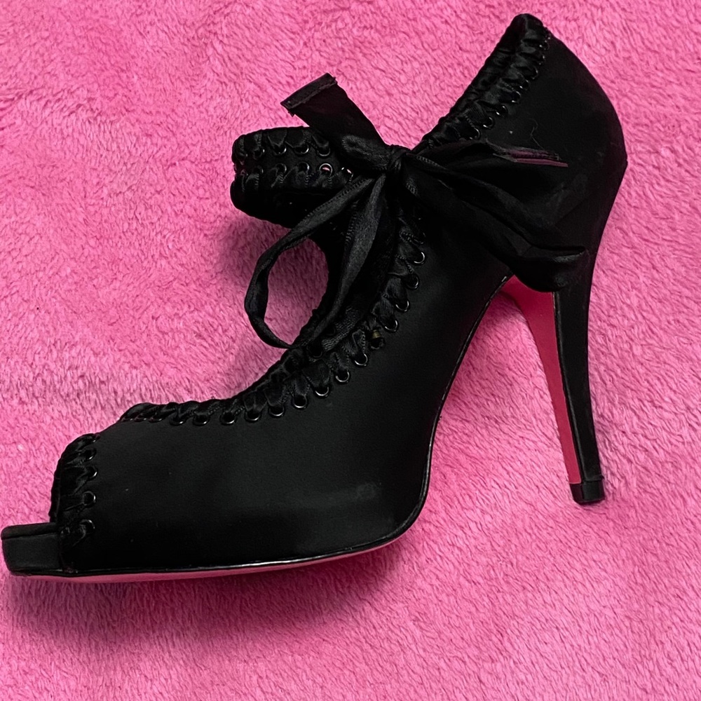 Betsey Johnson ‘Calandra’ Black Satin Pumps